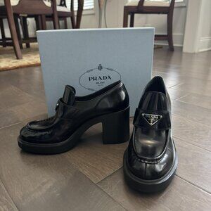 Prada Brushed Leather Heeled Loafers size 9（39）